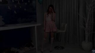 Симпотная русская телка Рэббит Блэк теребонькает киску на столе