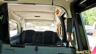 Знойная бегунья Мэри Попиенсе готова оплатить проезд в такси своей киской