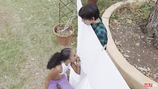 Замужняя черная спортсменка Оливия Джей трахается во дворе с соседом