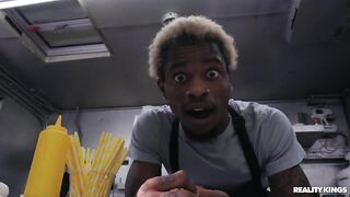 Уиллоу Райдер пробует большую копченую сосиску продавца из фуд-трака