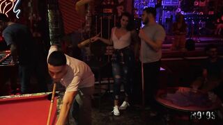 Нескромная шлюшка Слэй Сэвидж ебется в баре с малознакомым чуваком