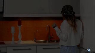 Приятные находки на кухне побуждают русскую Элли Уэйн к мастурбации