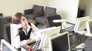 Офисная сотрудница Юра Хитоми губками и языком полирует шишку коллеги