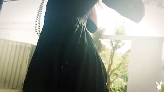 Женщина в черном Кимми Грейнджер демонстрирует красивое тело на фотосессии