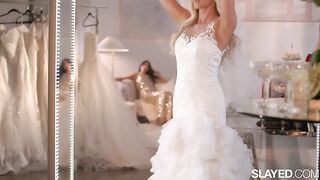 Невеста Эмма Хикс пробует лесбийский секс с Кайли Рокет перед замужеством