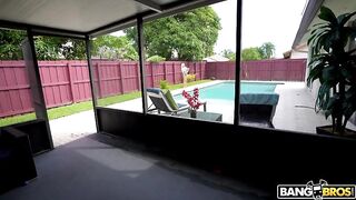 Сексуальный пинг-понг с большими силиконовыми сиськами зрелки Кэлли Брукс