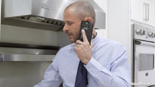 Любительница хентая Брэнди Рене трахается со зрелым отцом подружки