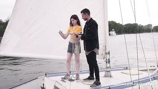 Везучая русская девка Хот Перл занялась сексом на яхте с небритым парнем