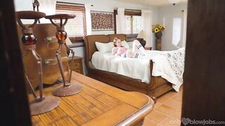 Рыжая тинка Селестина Блумс сосет в спальне у мастера на все руки