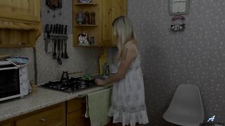 Глоток ароматного кофе и утренняя мастурбация - начало дня русской милфы