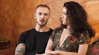 Киллер выбивает долг из писечки связанной вдовы Виктории Вокс