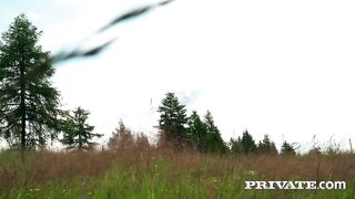 Альпийский рейнджер Марчелло трахает на природе негритянку Зааваади