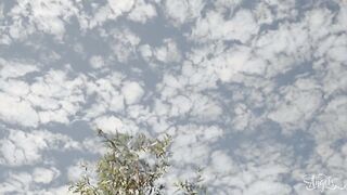 Зрелая туристка Маккензи Ли трахается в палатке с трансом Иззи Уайлд