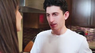 Мачеха Лекси Луна минетом на кухне мотивирует пасынка на учебу в колледже