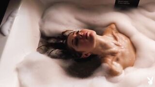 Расслабляющая пенная ванна с очаровательной Дианой Ларк из Playboy