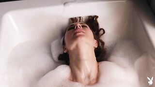 Расслабляющая пенная ванна с очаровательной Дианой Ларк из Playboy