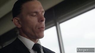 Композитор Мик Блю заставил музыкантшу Кейшу Грей играть на кожаной флейте