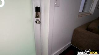 Уволенная стриптизерша Коко Шанель устроилась горничной-давалкой