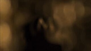 Игривая кошечка Белла Миа доводит себя до оргазма трением клитора