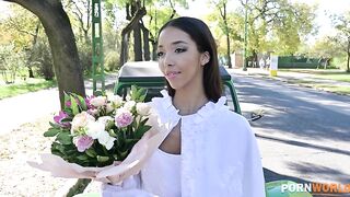 Худая невеста Лиа Лин трахается с помощником фотографа после фотосессии