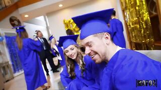 Выпускники колледжа устроили жаркий секс втроем на студенческой вечеринке