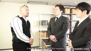 Японка Юра Хитоми и ее коллеги встретили нового клиента групповухой в офисе