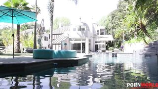 Хитрая зрелая риэлторша Маккензи Ли трахается в жопу ради продажи дома