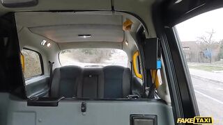 Дополнительная анальная подработка эскортницы Микки Маффин в чешском такси