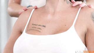 Парни показали двум спортсменкам новые упражнения для анальных дырочек