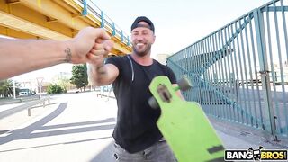 Худая негритянка Сельва Лапьедра катает жопой на «‎лонгборде»‎ незнакомца