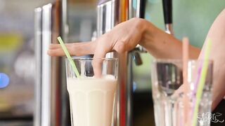 Официантка транс Корра Дель Рио по полной обслужила женатого мексиканца