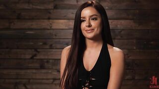 Жесткая игра с киской связанной Ванны Бардот доводит ее до оргазма