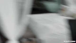 Анальный секс с блондинкой Энджи Линкс важнее деловой онлайн встречи