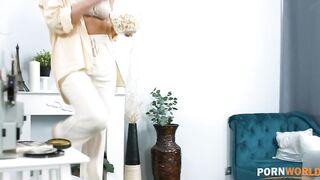 Супруги Мэри и Сэм Фрост пригласили подругу на киношку переходящую в анал