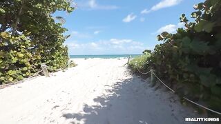 Опытный пикапер Джеймс Энджел натянул «палатку»‎ Армани Блэк на кукан