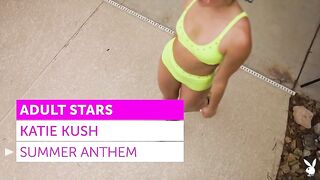 Релакс у бассейна в ожидании лета вместе с красоткой Playboy Кэти Куш