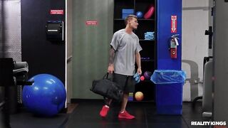 Полная азиатка Томи Танг решила скинуть пару килограмм на члене незнакомца