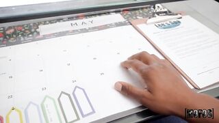 Опытный черный массажист снимает анальное напряжение красотки Теодоры Дэй