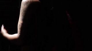 Сексуальная байкерша Лондон Шанель в гаражной эротической фотосессии