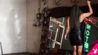 Сексуальная байкерша Лондон Шанель в гаражной эротической фотосессии