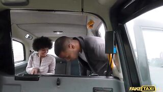 Чернокожая парочка свингеров трахается с таксистом по пути в свинг-клуб