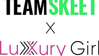 Горячая шлюшка LuxuryGirl принимает солнечные ванны на елдаке бойфренда