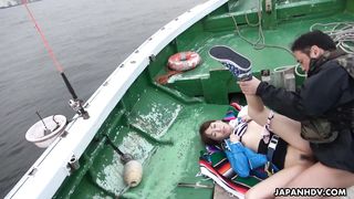 Японская тинка отсосала член и вылизала жопу рыбака на корабле в море