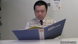 Японская студентка сосёт хуй зрелого препода, сидя под столом