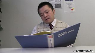 Японская студентка сосёт хуй зрелого препода, сидя под столом