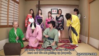 Пять японок в кимоно сосут член чувака на секс оргии
