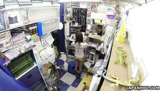 Молодая японка в кедах мастурбирует пизду вибратором в подсобке на работе