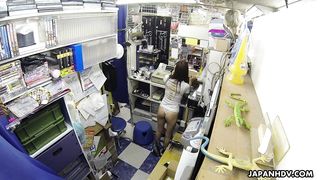 Молодая японка в кедах мастурбирует пизду вибратором в подсобке на работе