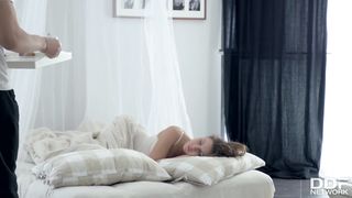Эмма Браун сосёт хуй бойфренда и принимает кончу в пизду утром в постели