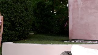 Две белобрысые лесбиянки кончают от фингеринга на диване в саду